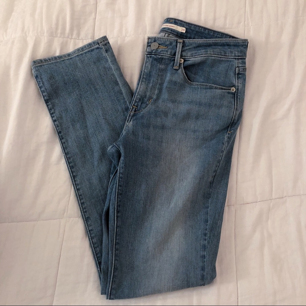 Levis NWT light wash, mid rise jeans
